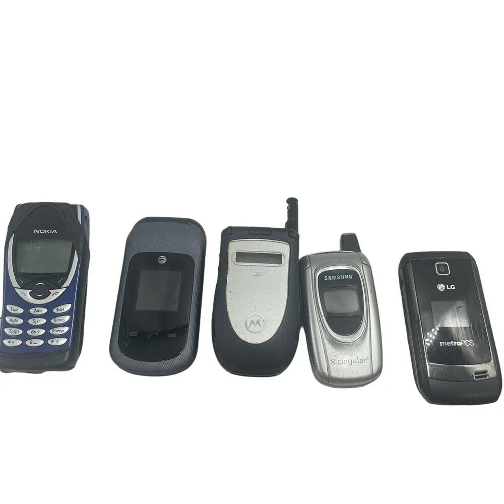 Lot 5 Vintage Cell Phone Flip Phones from Various Brands FOR PARTS, AS IS.